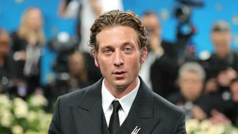 Jeremy Allen White Wins Golden Globe for ‘The Bear’ Despite Being Absent